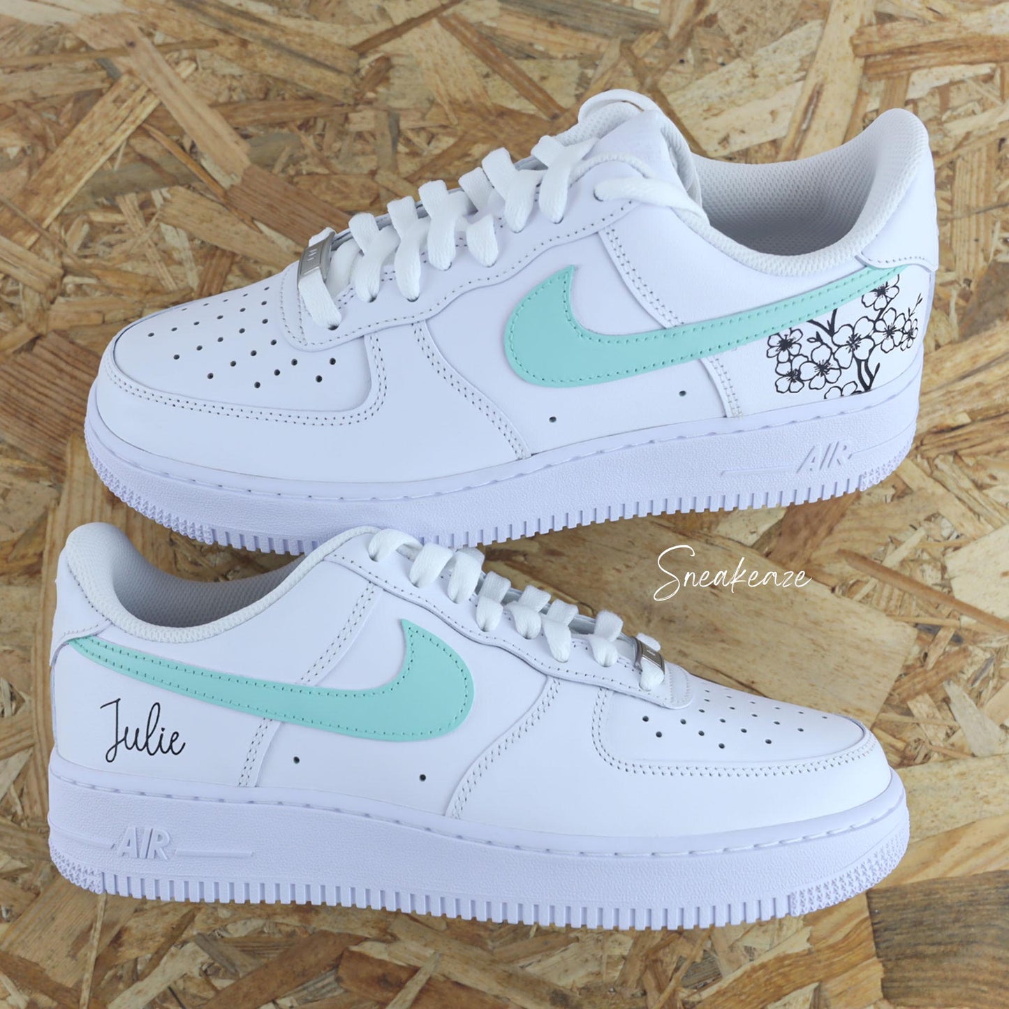 Baskets Nike Air Force 1 custom vert d'eau avec inscription du prénom et dessin fleur de cerisier sakura - sneakeaze customs