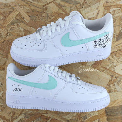 Baskets Nike Air Force 1 custom vert d'eau avec inscription du prénom et dessin fleur de cerisier sakura - sneakeaze customs