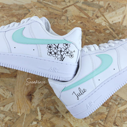 Baskets Nike Air Force 1 custom vert d'eau avec inscription du prénom et dessin fleur de cerisier sakura - sneakeaze customs