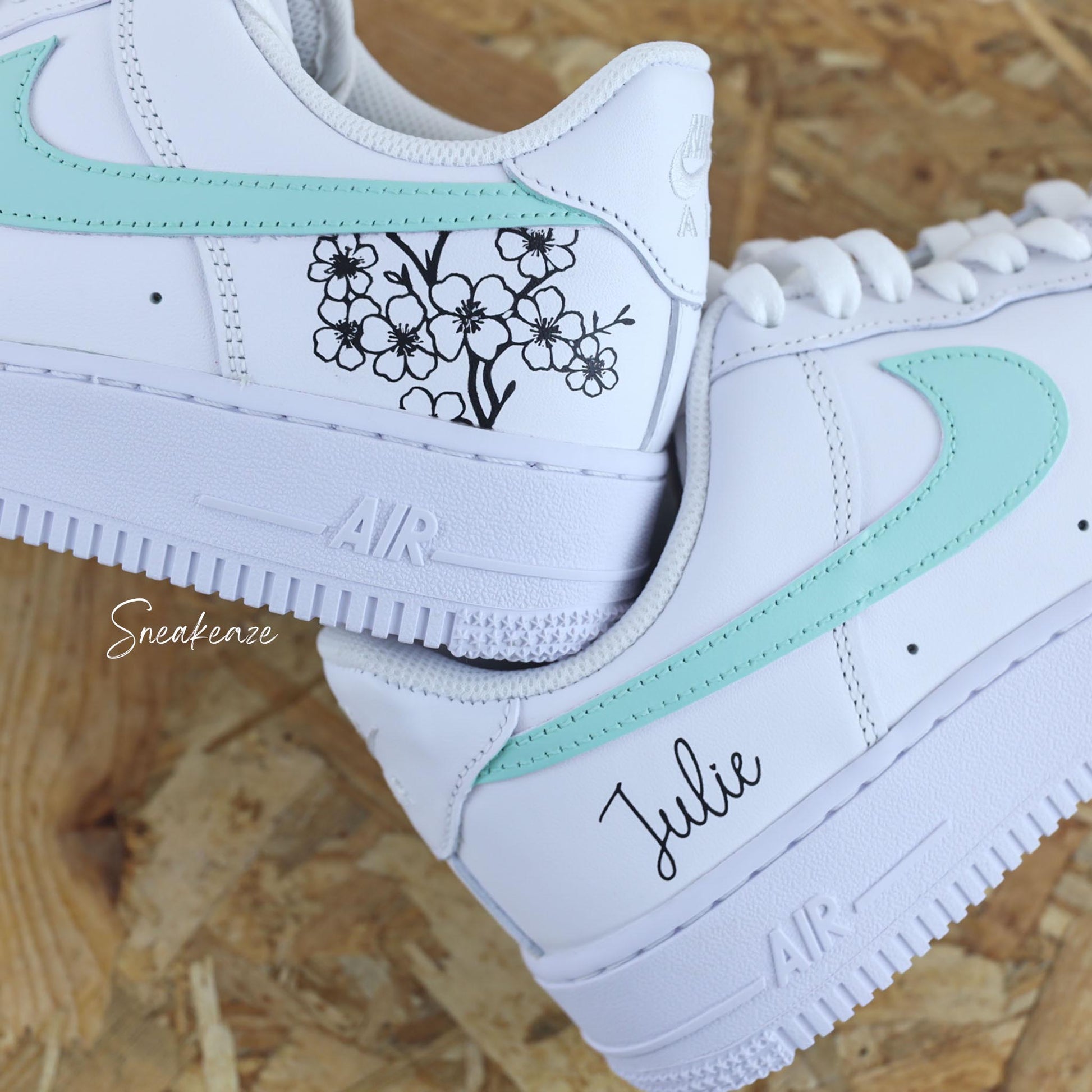 Baskets Nike Air Force 1 custom vert d'eau avec inscription du prénom et dessin fleur de cerisier sakura - sneakeaze customs
