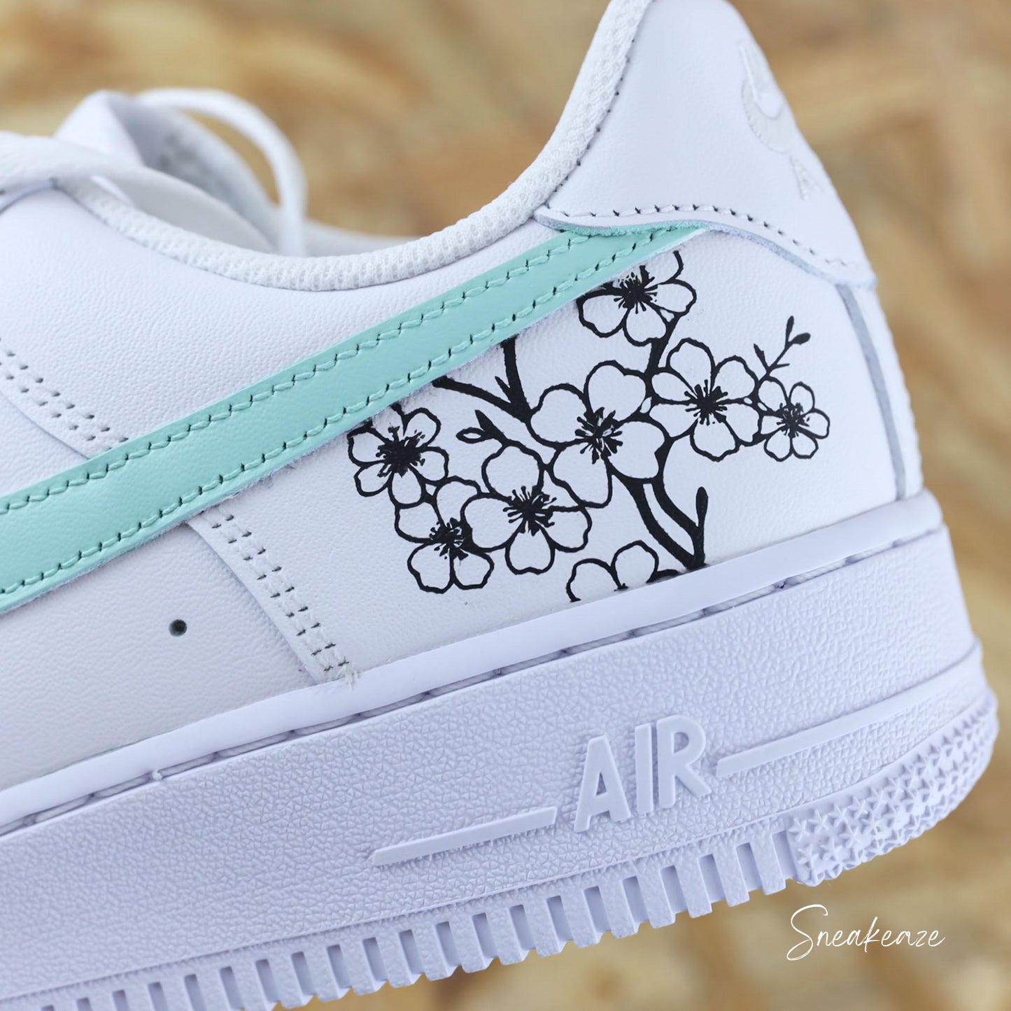 Baskets Nike Air Force 1 custom vert d'eau avec inscription du prénom et dessin fleur de cerisier sakura - sneakeaze customs