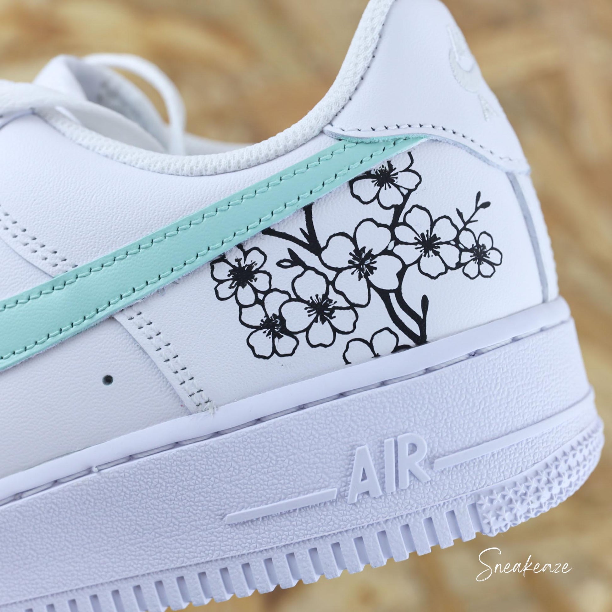 Baskets Nike Air Force 1 custom vert d'eau avec inscription du prénom et dessin fleur de cerisier sakura - sneakeaze customs