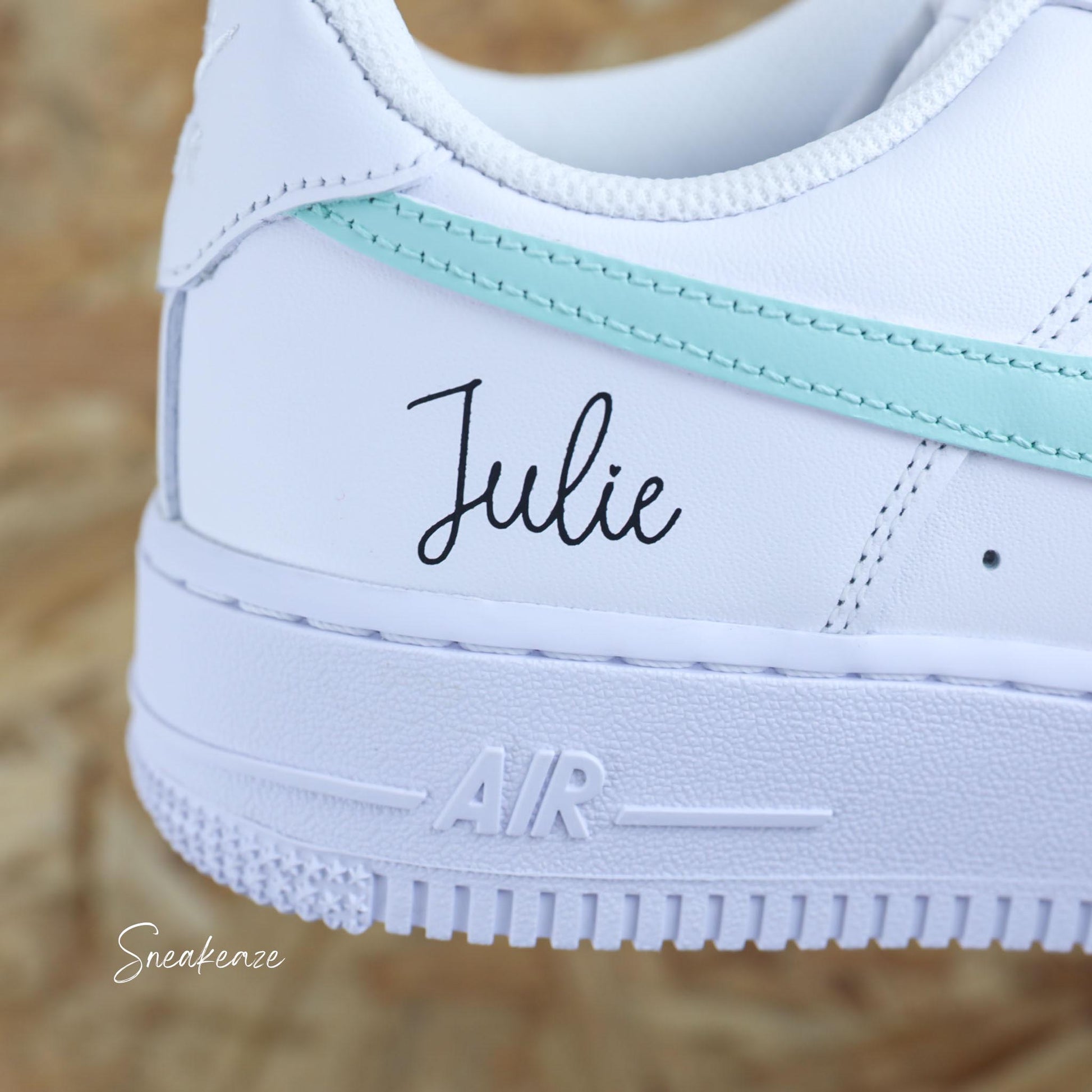 Baskets Nike Air Force 1 custom vert d'eau avec inscription du prénom et dessin fleur de cerisier sakura - sneakeaze customs