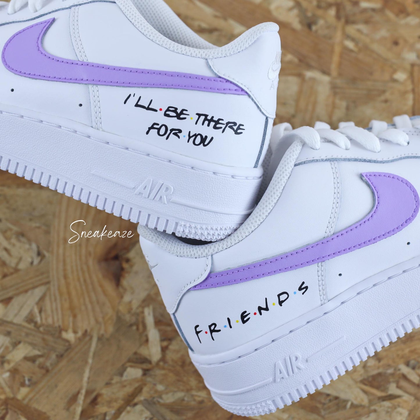 baskets nike air force 1 custom sur le thème de la série Friends couleur lila inscription "i'll be there for you" - sneakeaze customs