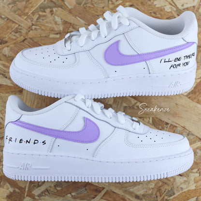 baskets nike air force 1 custom sur le thème de la série Friends couleur lila inscription "i'll be there for you" - sneakeaze customs