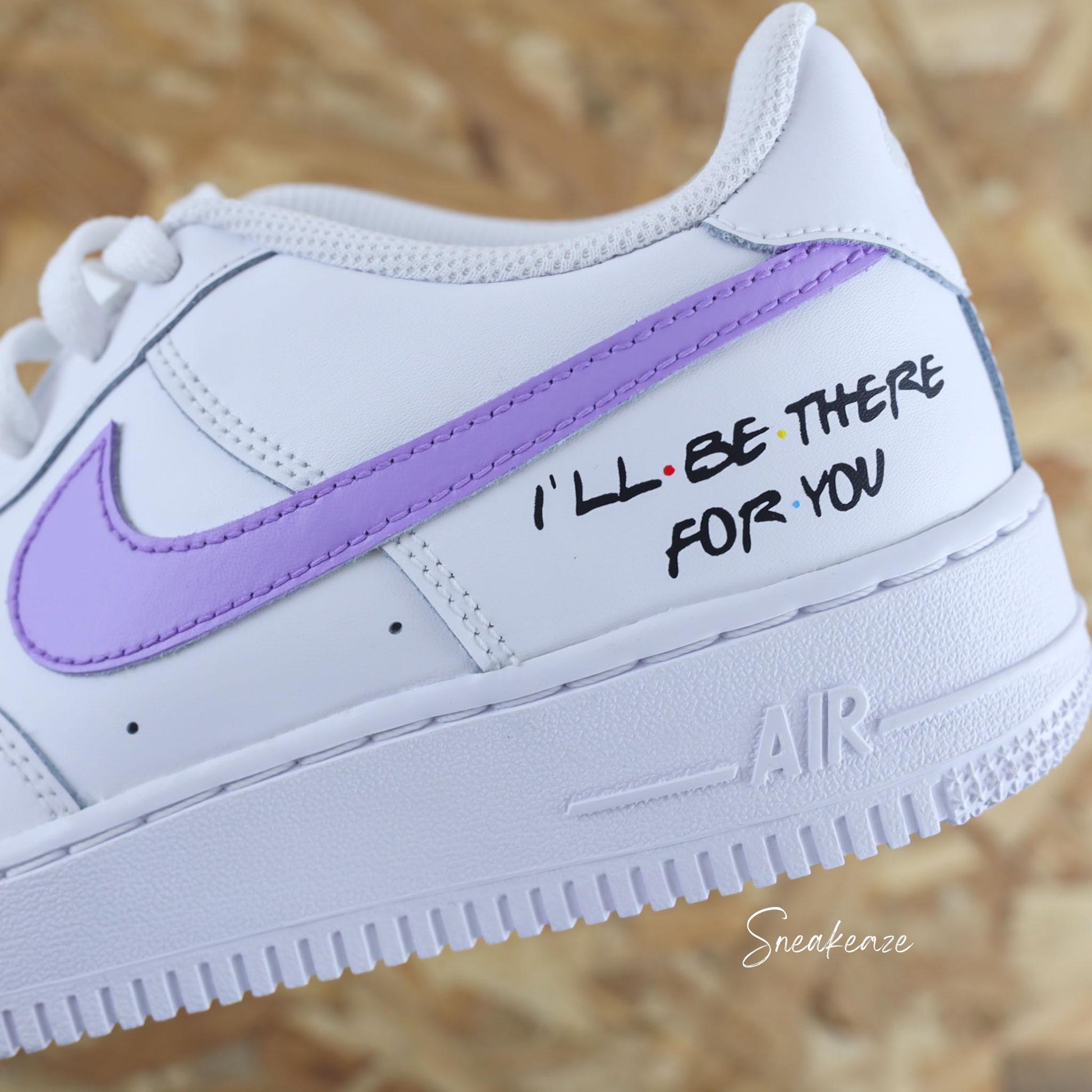 baskets nike air force 1 custom sur le thème de la série Friends couleur lila inscription "i'll be there for you" - sneakeaze customs