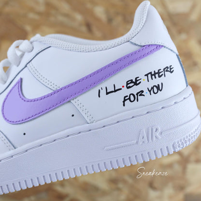 baskets nike air force 1 custom sur le thème de la série Friends couleur lila inscription "i'll be there for you" - sneakeaze customs