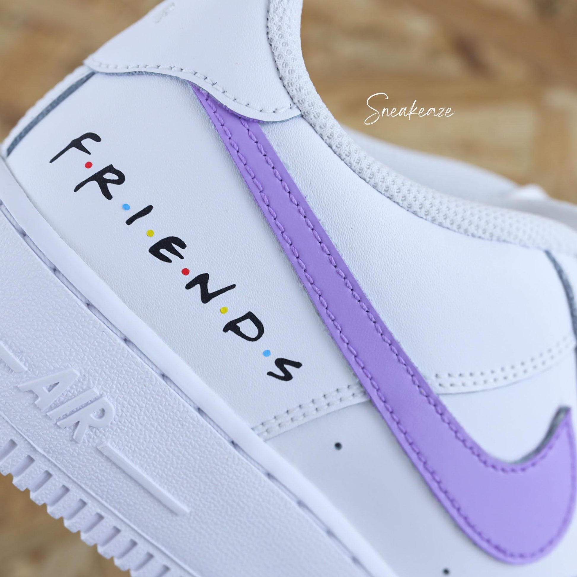 baskets nike air force 1 custom sur le thème de la série Friends couleur lila inscription "i'll be there for you" - sneakeaze customs