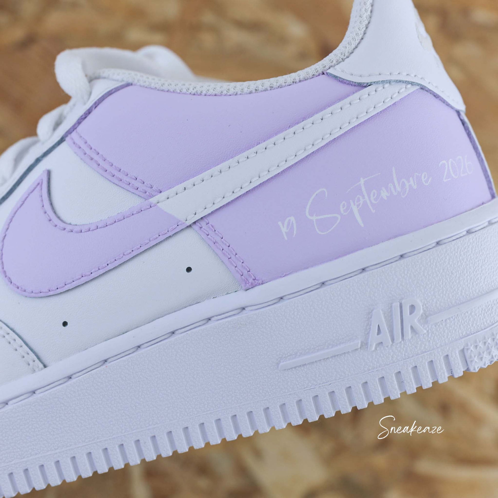Baskets nike Air force 1 customs pastel reverse couleur lila lavande pastel inscription des prénoms et de la date du mariage sneakeaze skz custom