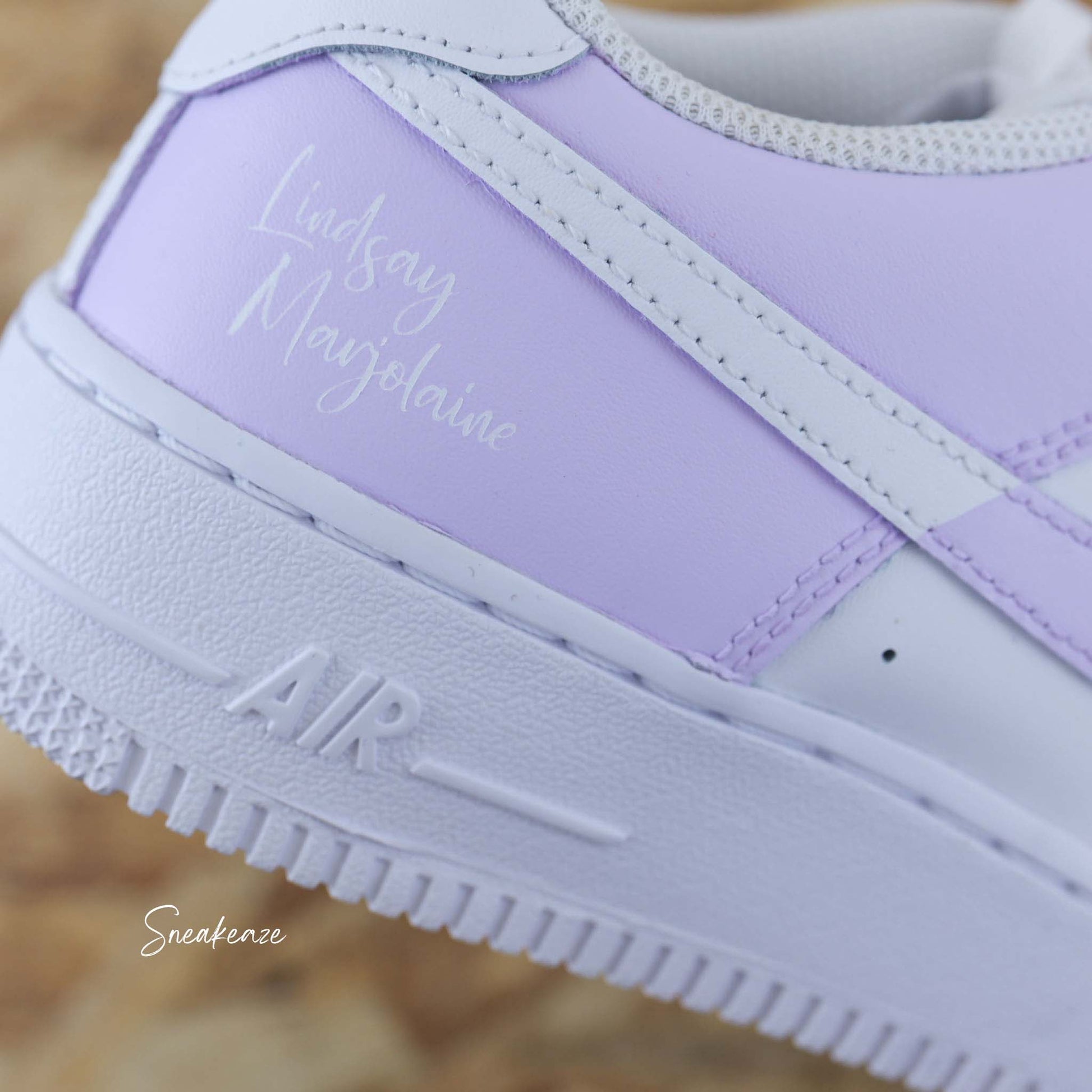 Baskets nike Air force 1 customs pastel reverse couleur lila lavande pastel inscription des prénoms et de la date du mariage sneakeaze skz custom