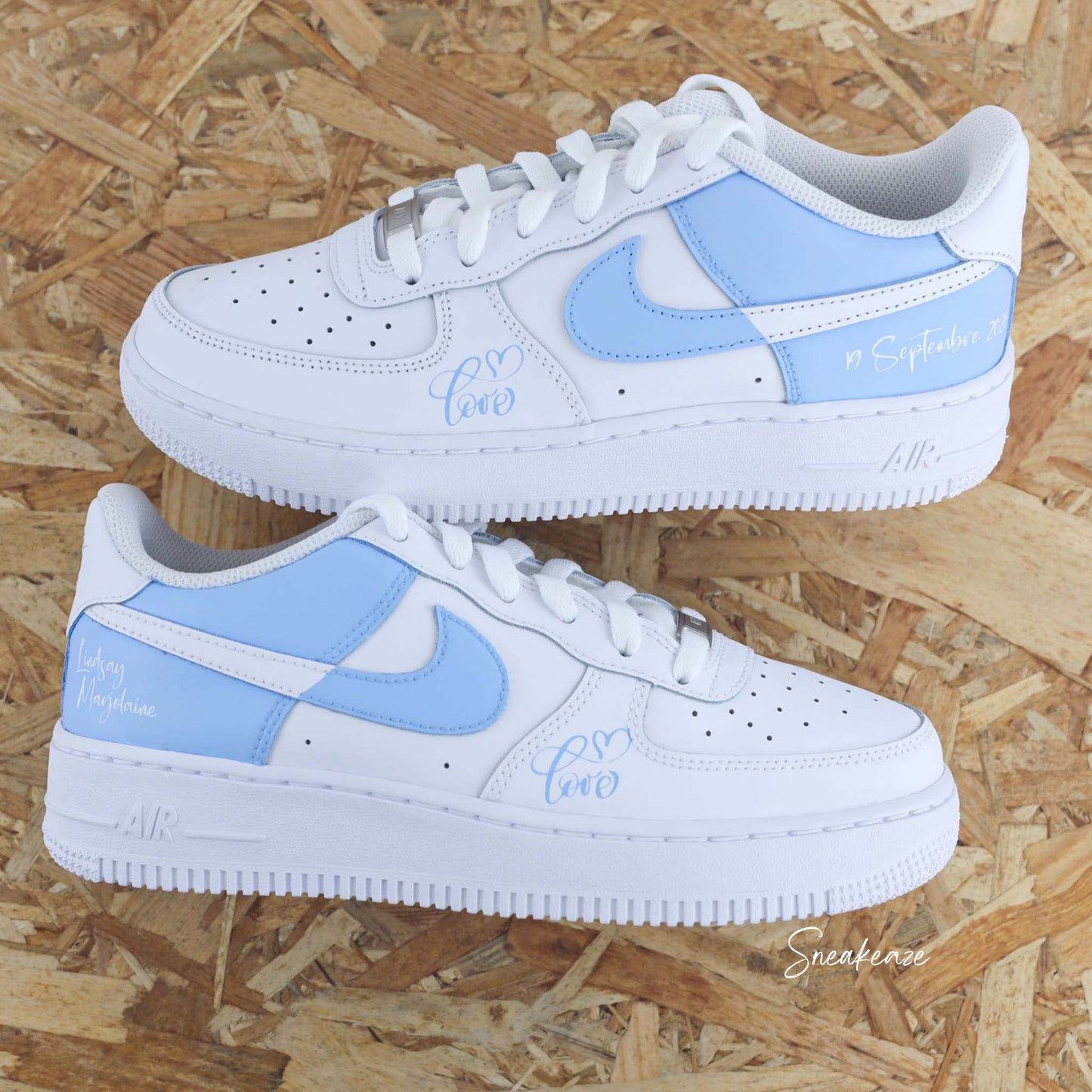 Baskets nike Air force 1 customs pastel reverse couleur bleu clair pastel inscription des prénoms et de la date du mariage sneakeaze skz custom