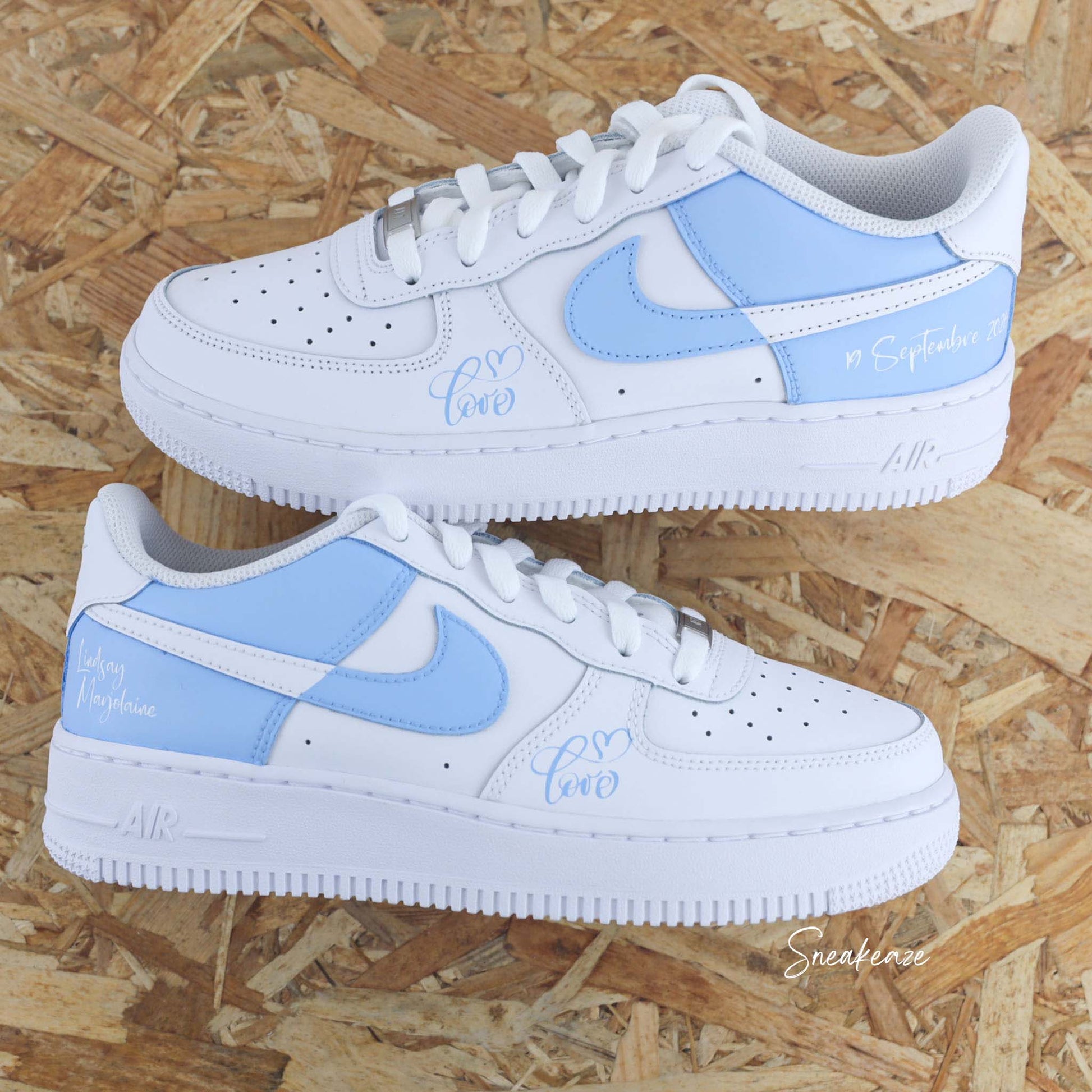 Baskets nike Air force 1 customs pastel reverse couleur bleu clair pastel inscription des prénoms et de la date du mariage sneakeaze skz custom
