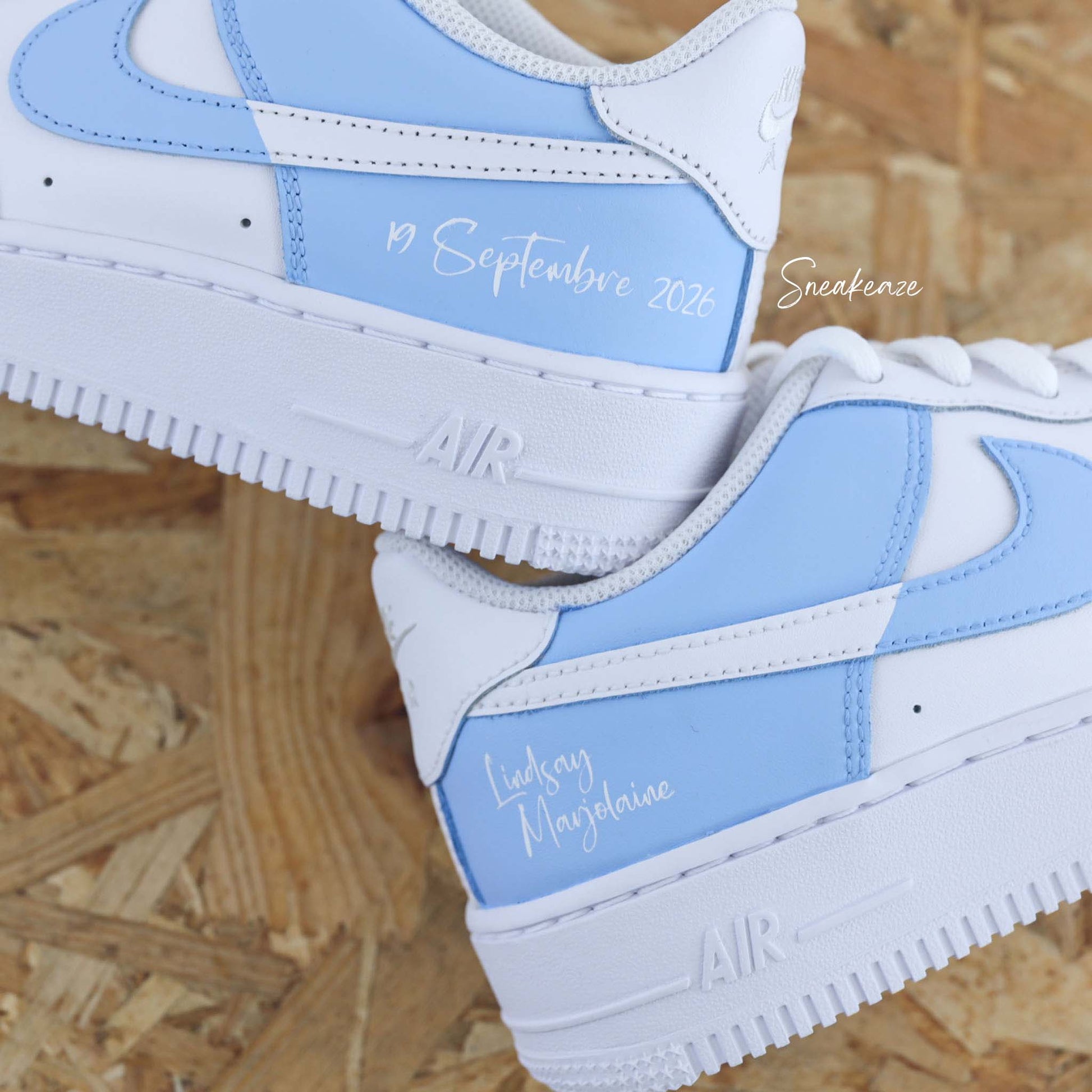 Baskets nike Air force 1 customs pastel reverse couleur bleu clair pastel inscription des prénoms et de la date du mariage sneakeaze skz custom