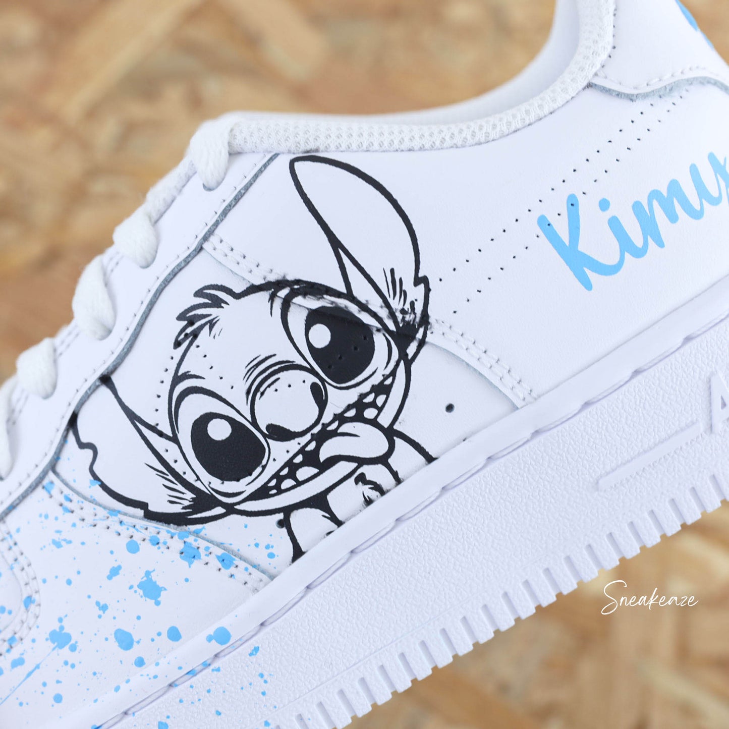 Baskets Nike Air force 1 custom - stitch et splash couleur bleu ciel pastel personnalisation du prénom sneakeaze custom