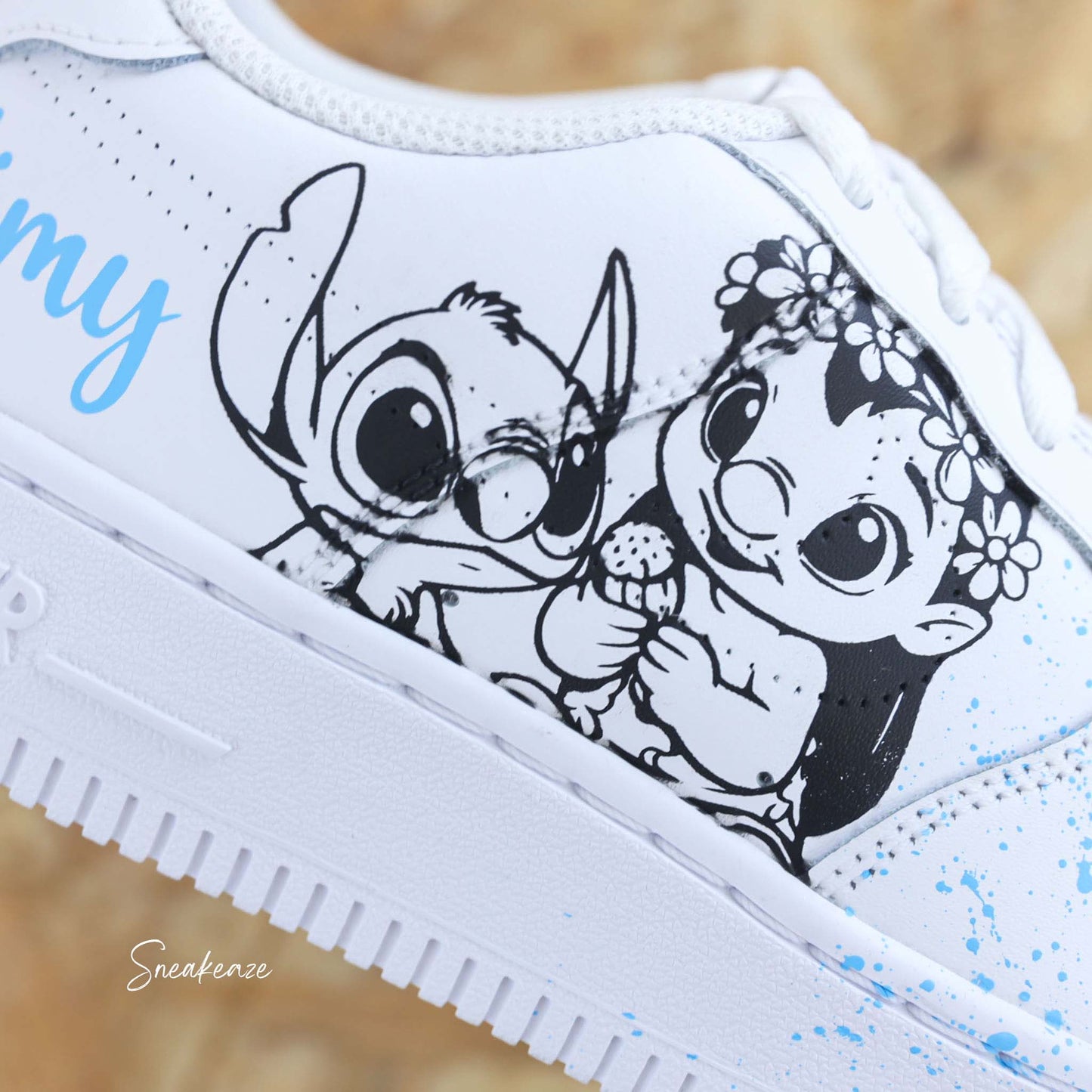 Baskets Nike Air force 1 custom - stitch et splash couleur bleu ciel pastel personnalisation du prénom sneakeaze custom