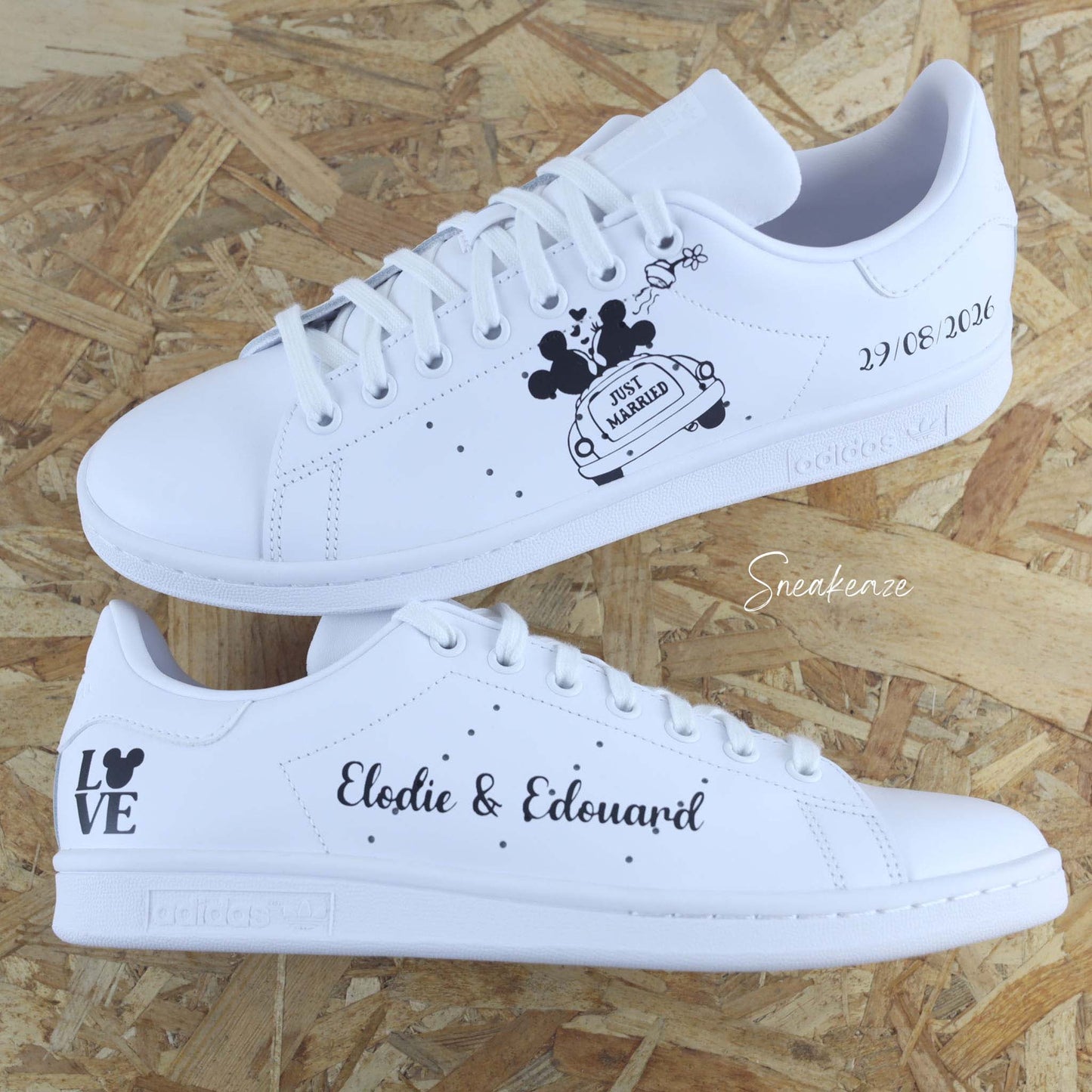 Adidas Stan smith custom pour mariage thème Disney. Dessins de Mickey et Minnie - inscription de la date et des prénoms des mariés - sneakeaze customs wedding 