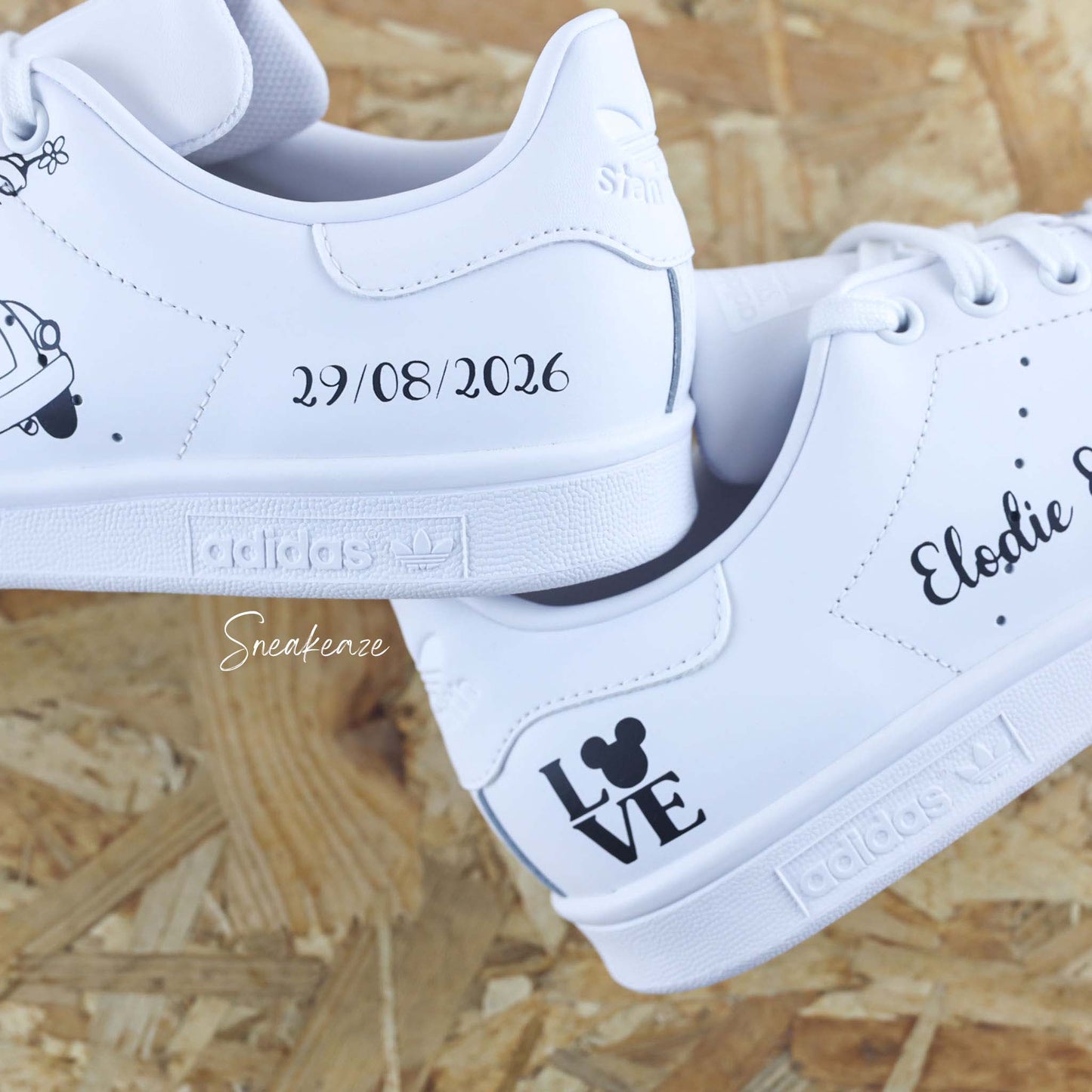 Adidas Stan smith custom pour mariage thème Disney. Dessins de Mickey et Minnie - inscription de la date et des prénoms des mariés - sneakeaze customs wedding 