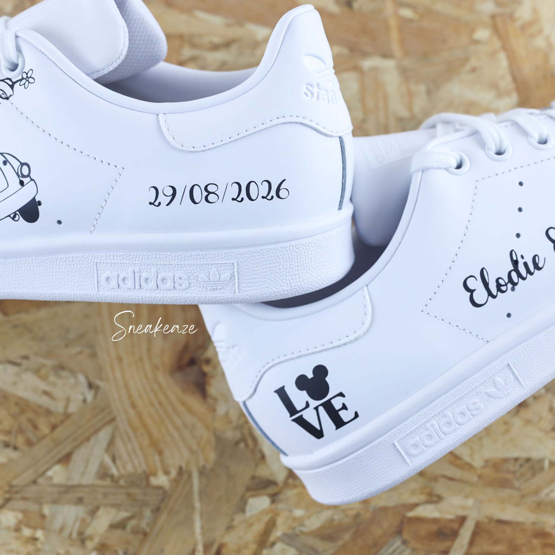 Adidas Stan smith custom pour mariage thème Disney. Dessins de Mickey et Minnie - inscription de la date et des prénoms des mariés - sneakeaze customs wedding 