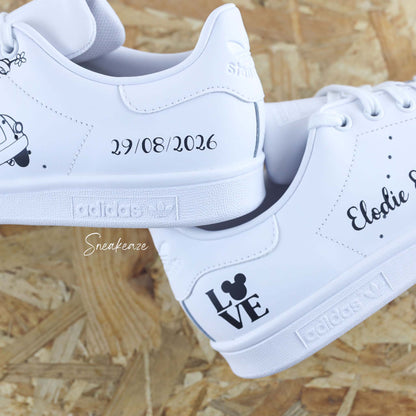 Adidas Stan smith custom pour mariage thème Disney. Dessins de Mickey et Minnie - inscription de la date et des prénoms des mariés - sneakeaze customs wedding 