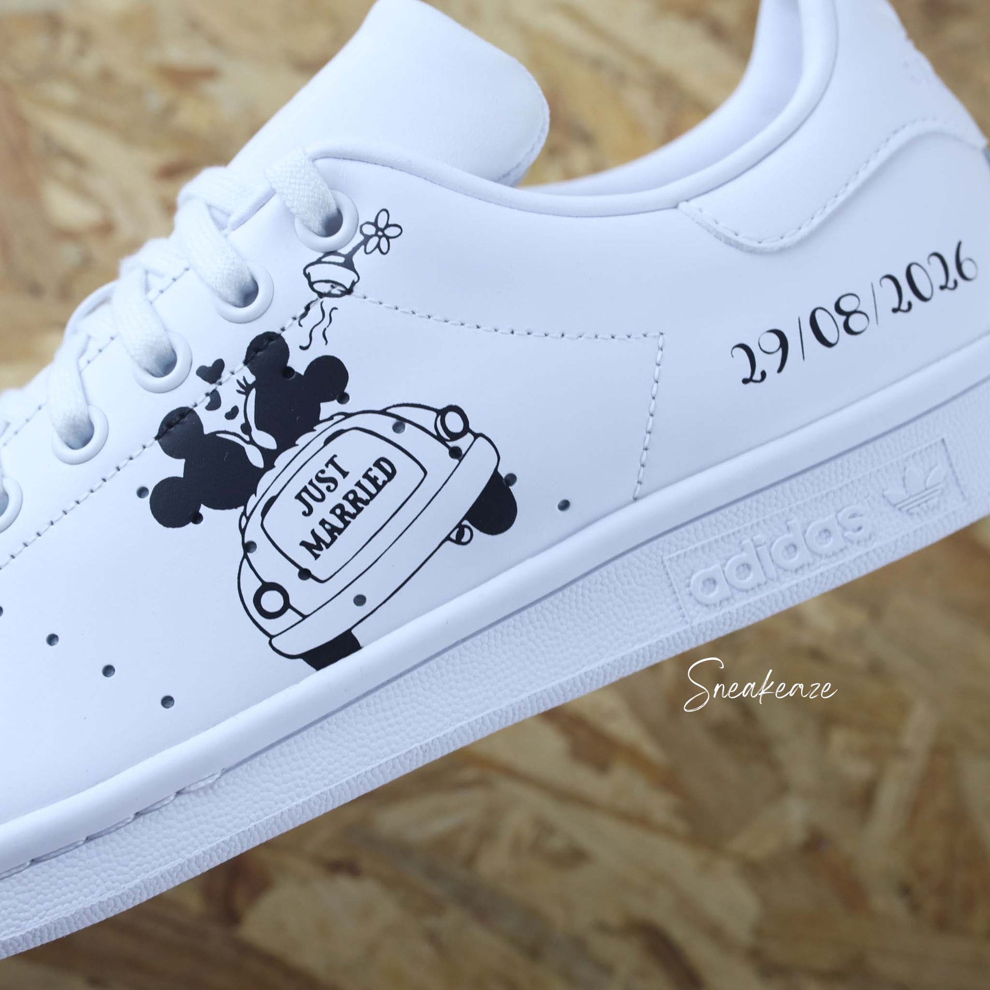 Adidas Stan smith custom pour mariage thème Disney. Dessins de Mickey et Minnie - inscription de la date et des prénoms des mariés - sneakeaze customs wedding 