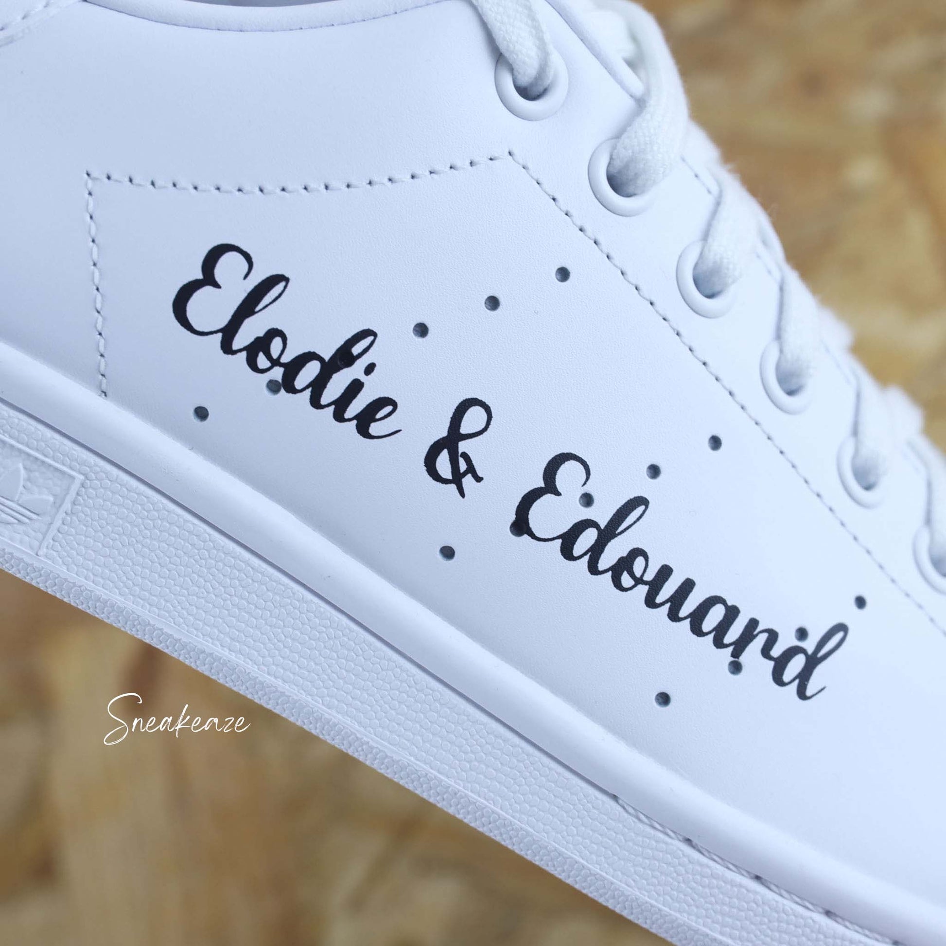 Adidas Stan smith custom pour mariage thème Disney. Dessins de Mickey et Minnie - inscription de la date et des prénoms des mariés - sneakeaze customs wedding 