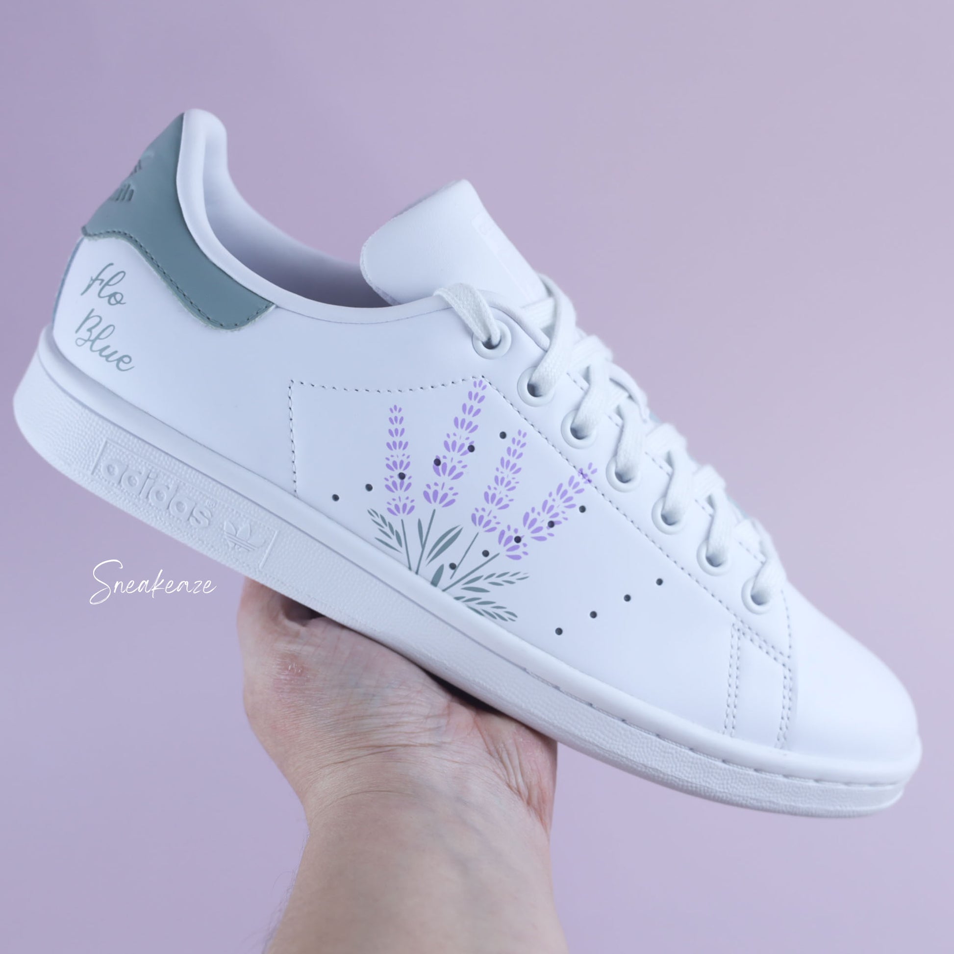 Adidas Stan smith custom mariage en Provence - Lavande peint à la main. Inscription de la date et des prénoms des mariés - sneakeaze custom
