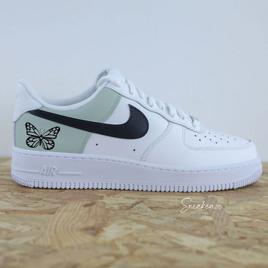 Baskets Nike Air Force 1 custom color block vert de gris pastel avec signes nike peint en noir et papillon sneakeaze custom