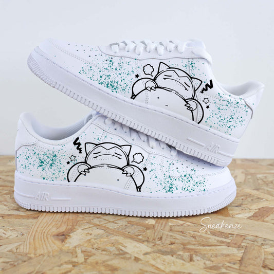 Baskets Nike Air force 1 Pokémon ronflex peint à la main sur les côtés extérieurs avec splash turquoise - sneakeaze custom