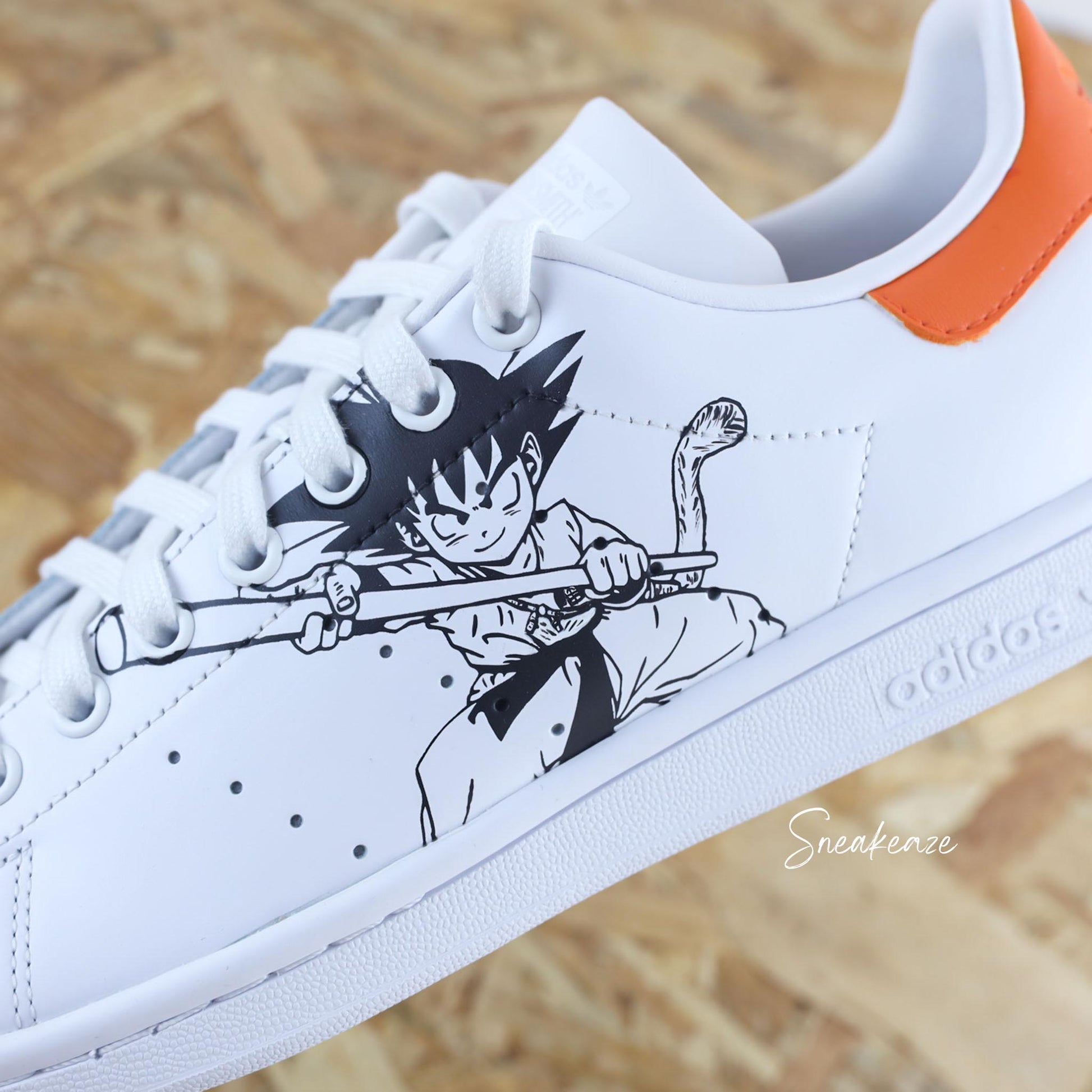 baskets adidas stan smith custom dragonballZ dbz goku dessin peint à la main sneakers pour homme et femme sneakeaze custom skz