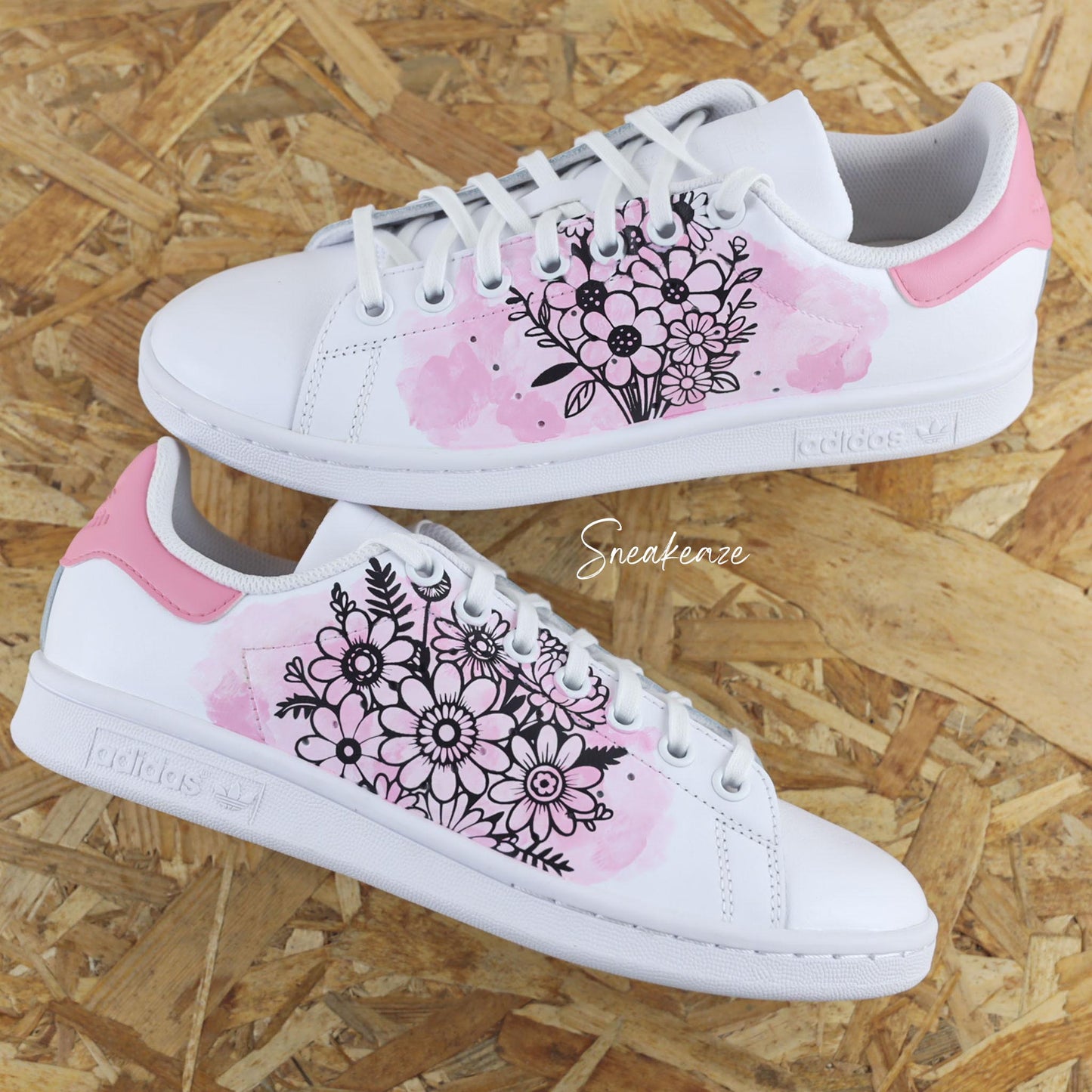 Baskets Adidas Stan Smith custom dessin de bouquets de fleurs, effet aquarelle rose peint à la main couleurs pastel - sneakeaze customs