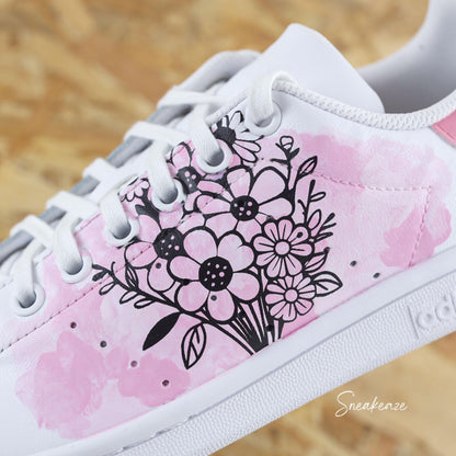 Baskets Adidas Stan Smith custom dessin de bouquets de fleurs, effet aquarelle rose peint à la main couleurs pastel - sneakeaze customs
