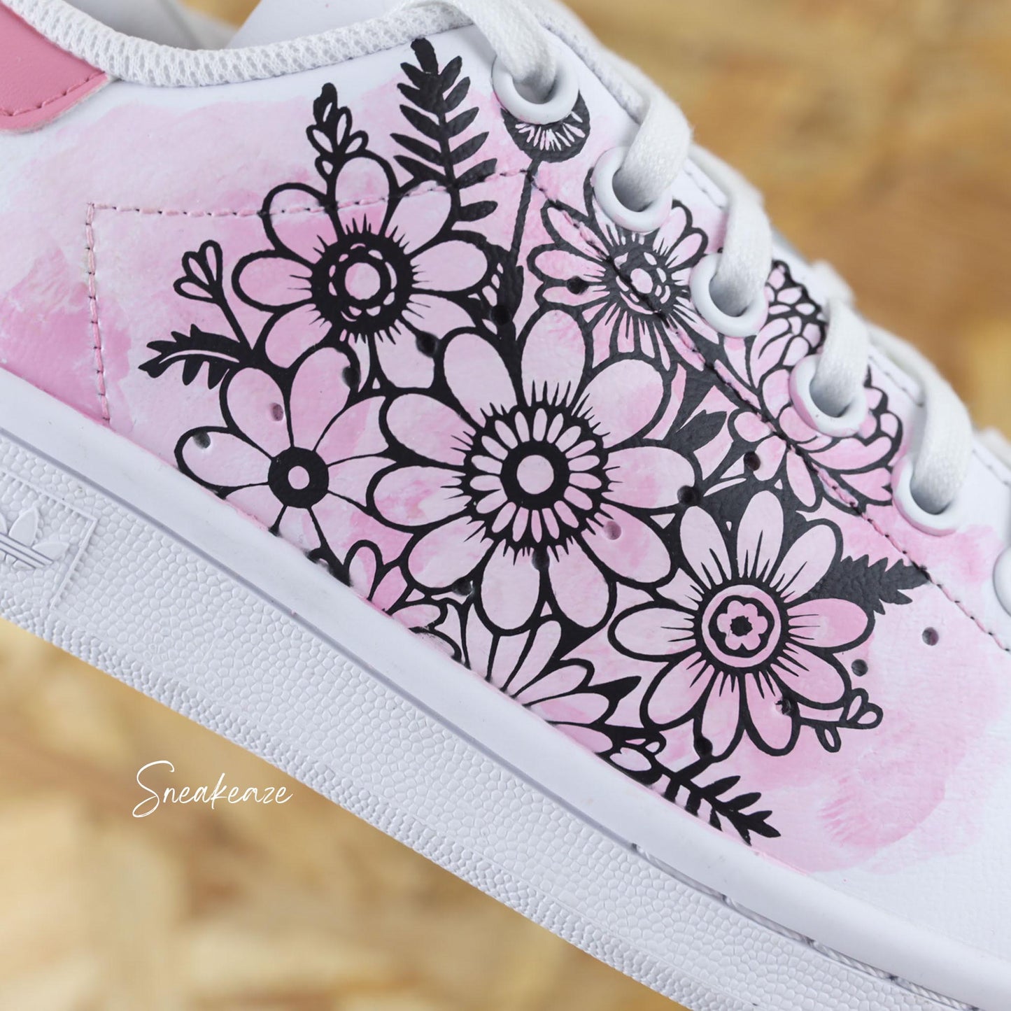 Baskets Adidas Stan Smith custom dessin de bouquets de fleurs, effet aquarelle rose peint à la main couleurs pastel - sneakeaze customs