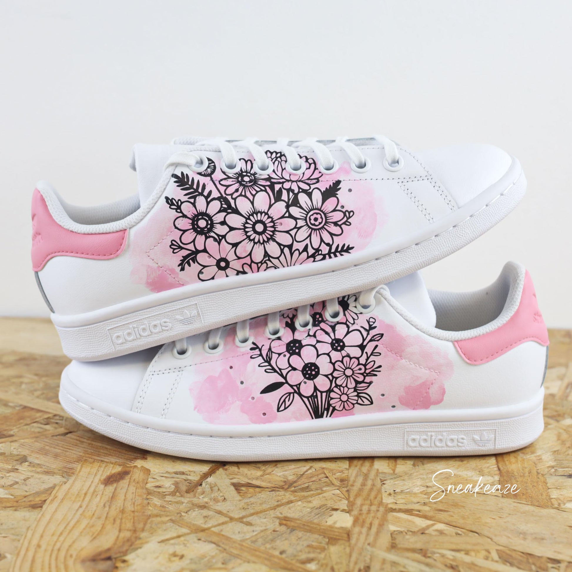 Baskets Adidas Stan Smith custom dessin de bouquets de fleurs, effet aquarelle rose peint à la main couleurs pastel - sneakeaze customs