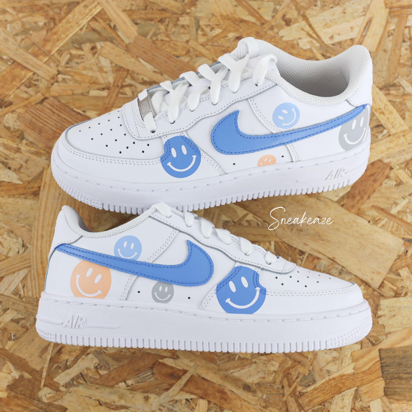 baskets nike air force 1 custom - dessin peint à la main smiley couleur bleu pastel - sneakeaze customs skz