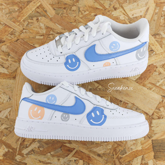 baskets nike air force 1 custom - dessin peint à la main smiley couleur bleu pastel - sneakeaze customs skz