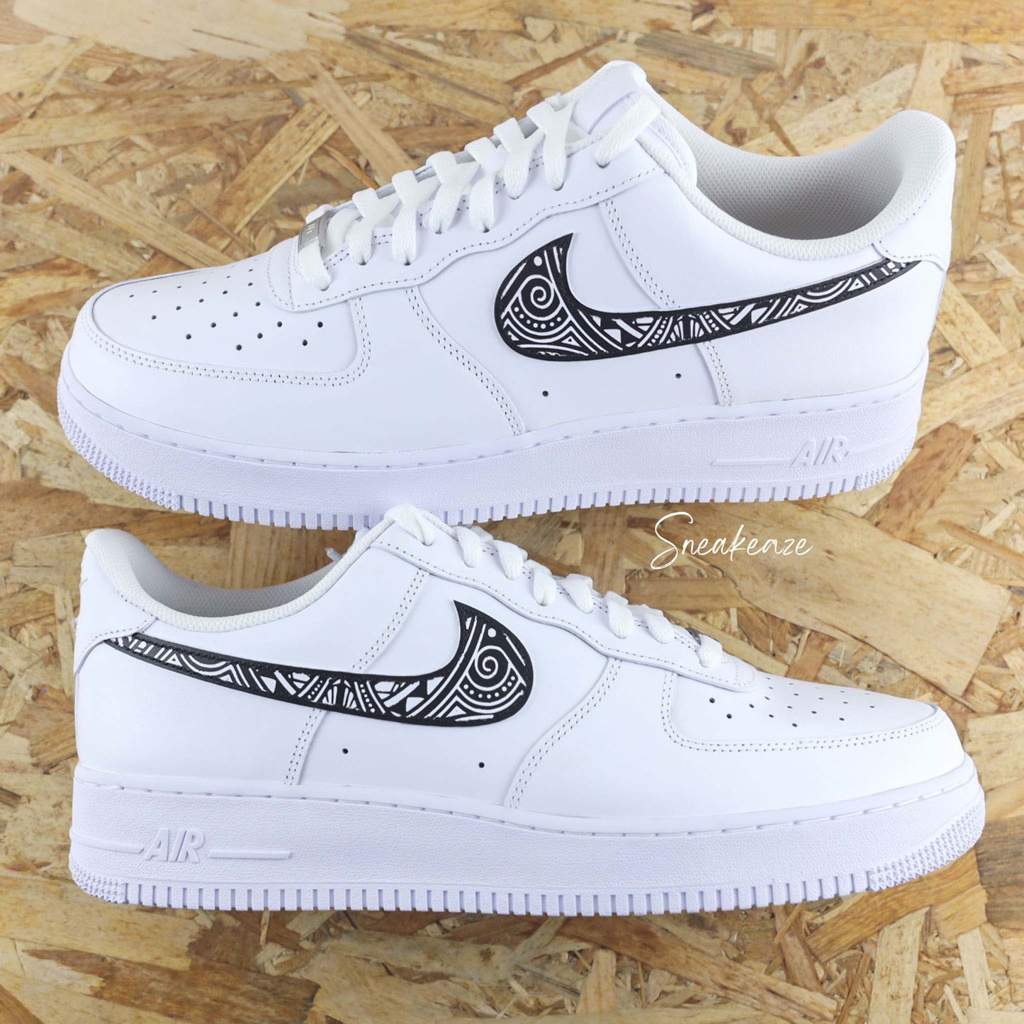 Basket Nike air force 1 custom avec tribal polynésien noir sur les singes nike swoosh peint à la main