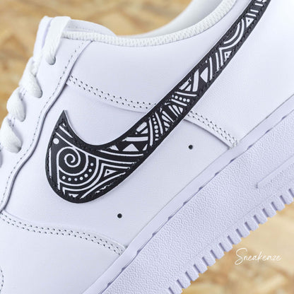 Basket Nike air force 1 custom avec tribal polynésien noir sur les singes nike swoosh peint à la main