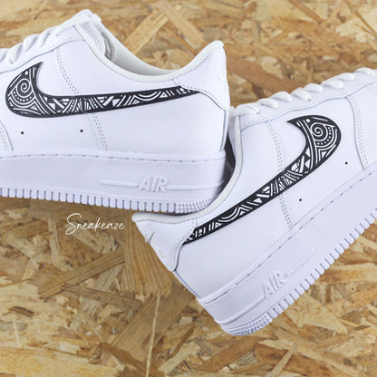 Basket Nike air force 1 custom avec tribal polynésien noir sur les singes nike swoosh peint à la main