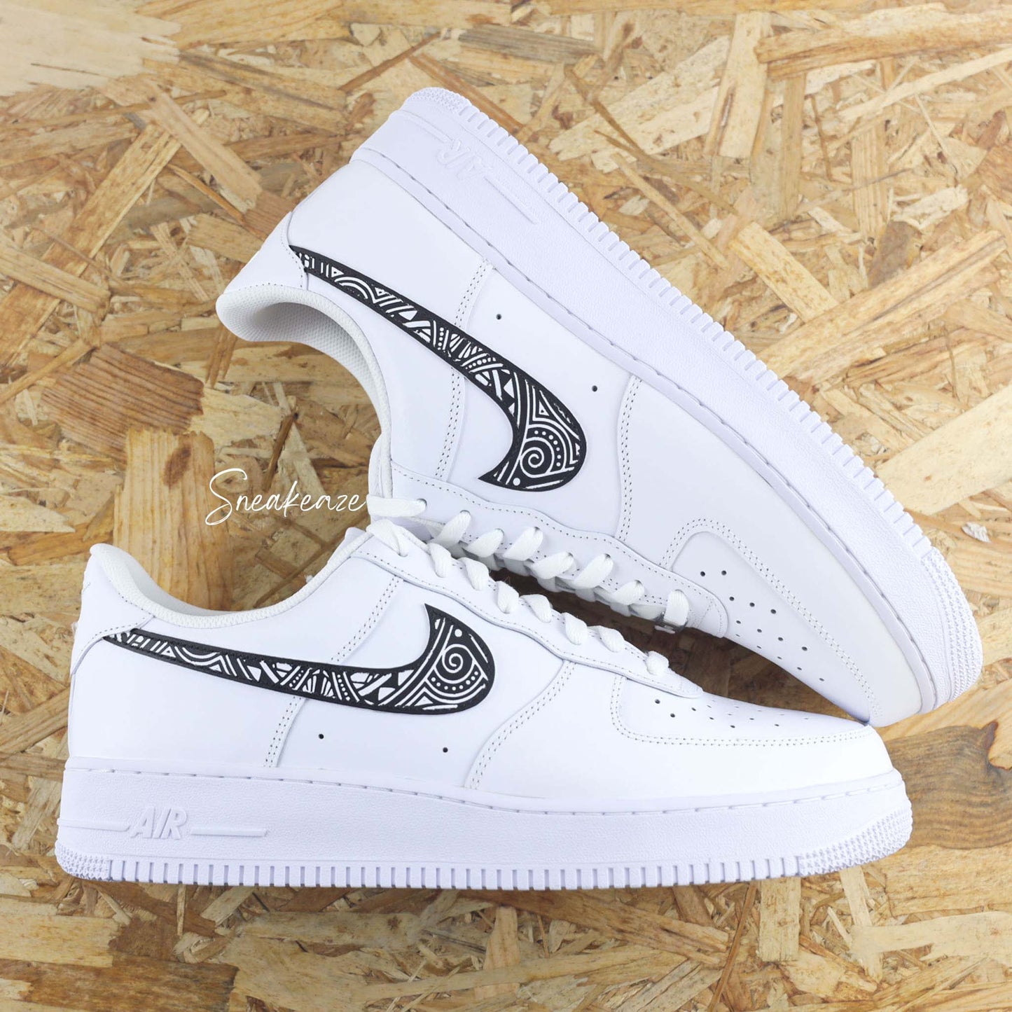 Basket Nike air force 1 custom avec tribal polynésien noir sur les singes nike swoosh peint à la main