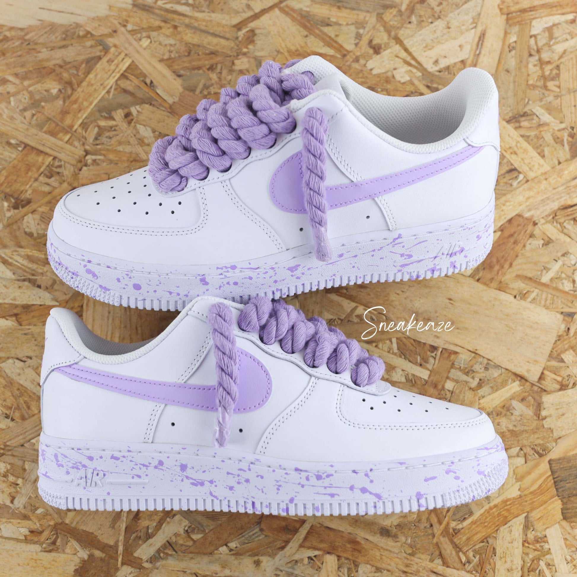 Baskets Nike Air Force 1 custom Lacets Corde lila pastel et swoosh peint couleur violet clair. Splash sur les semelles assortis sneakers rope laces sneakeaze custom