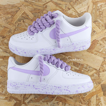 Baskets Nike Air Force 1 custom Lacets Corde lila pastel et swoosh peint couleur violet clair. Splash sur les semelles assortis sneakers rope laces sneakeaze custom