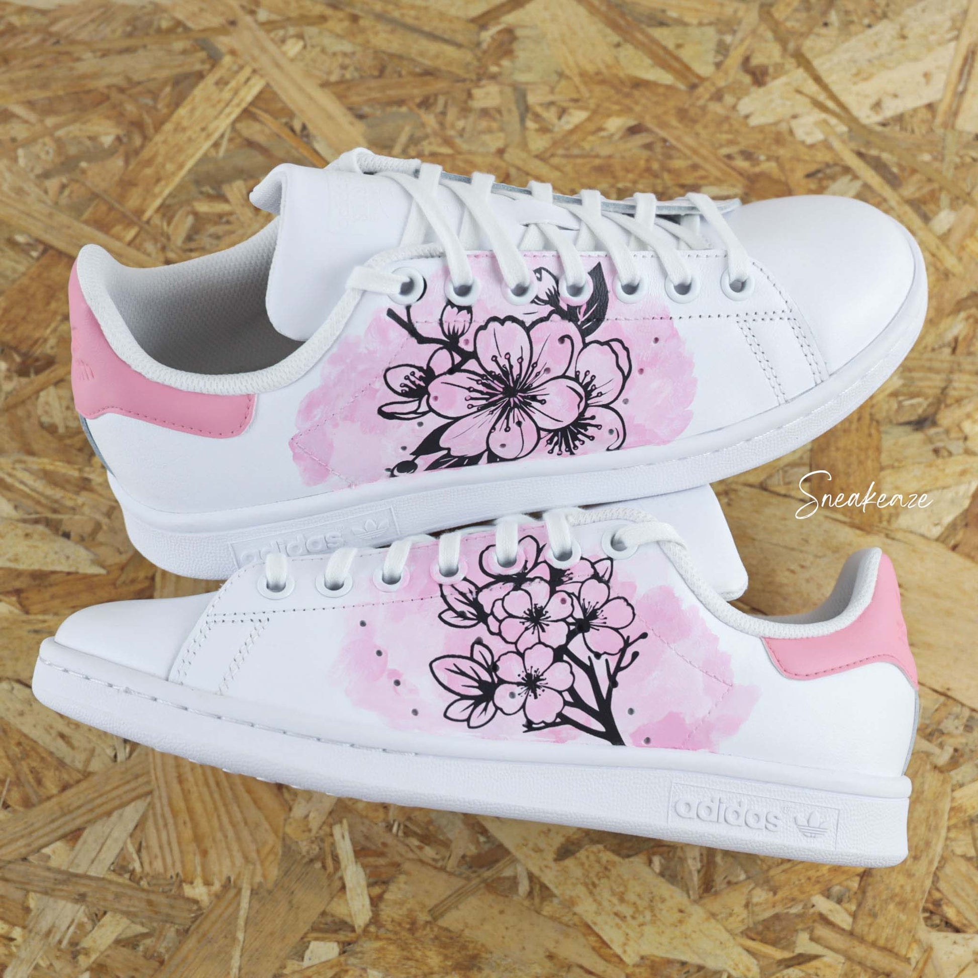 Baskets Adidas Stan Smith custom dessin de fleurs de sakura cherry blossom, effet aquarelle rose peint à la main couleurs pastel - sneakeaze customs