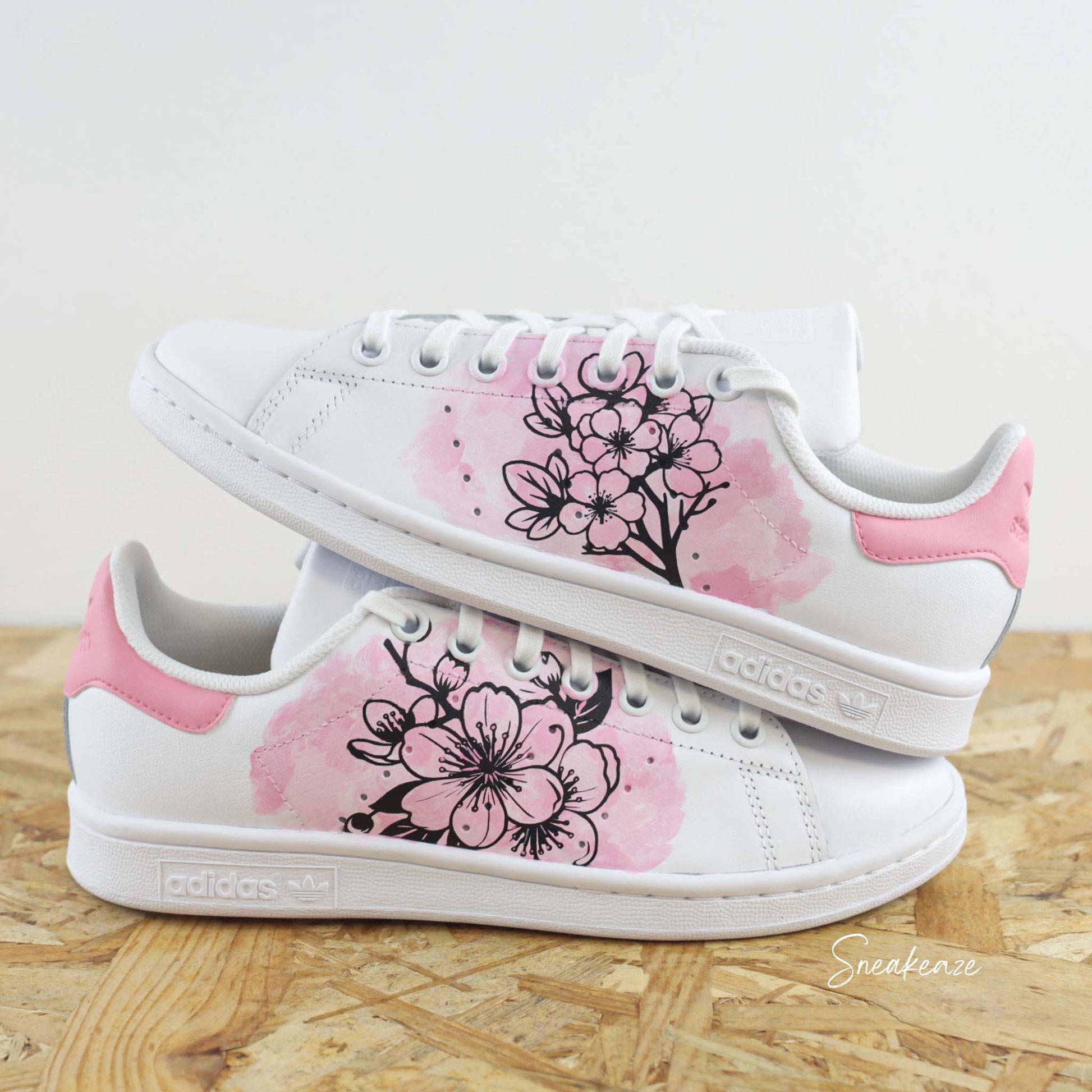 Baskets Adidas Stan Smith custom dessin de fleurs de sakura cherry blossom, effet aquarelle rose peint à la main couleurs pastel - sneakeaze customs