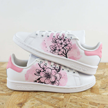 Baskets Adidas Stan Smith custom dessin de fleurs de sakura cherry blossom, effet aquarelle rose peint à la main couleurs pastel - sneakeaze customs