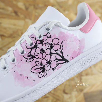 Baskets Adidas Stan Smith custom dessin de fleurs de sakura cherry blossom, effet aquarelle rose peint à la main couleurs pastel - sneakeaze customs