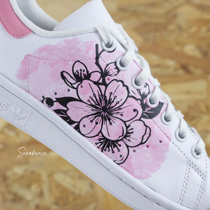 Baskets Adidas Stan Smith custom dessin de fleurs de sakura cherry blossom, effet aquarelle rose peint à la main couleurs pastel - sneakeaze customs
