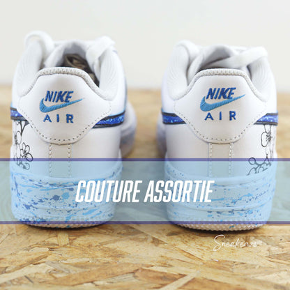 Baskets Nike Air force 1 custom motifs fleurs sur côtés extérieurs avec prénom. Signes Nike peints en dégradé bleu avec splash assortis sneakeaze customs