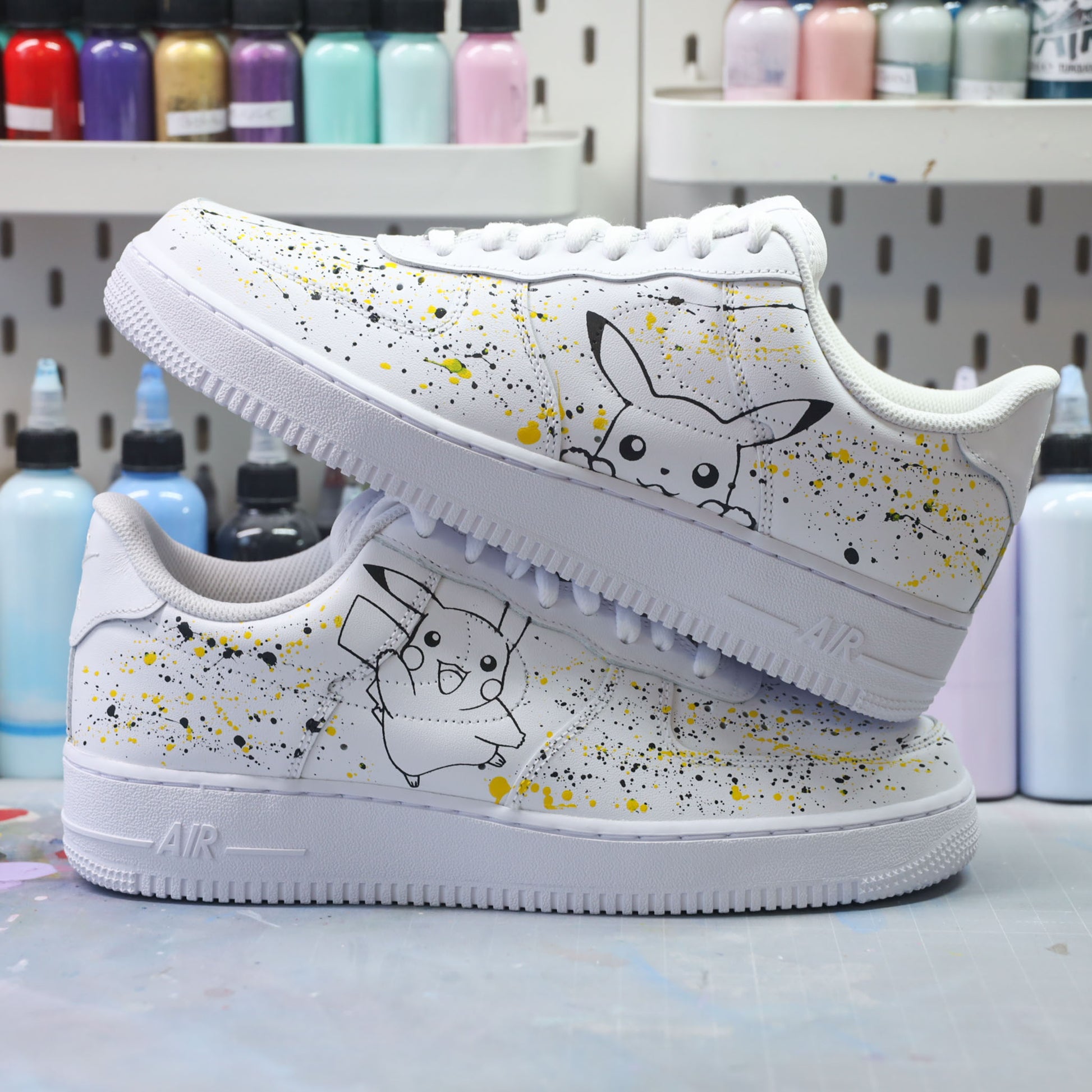 Baskets Nike Air force 1 custom pikachu splash pokemon sneakers dessin sneakeaze customs skz AF1