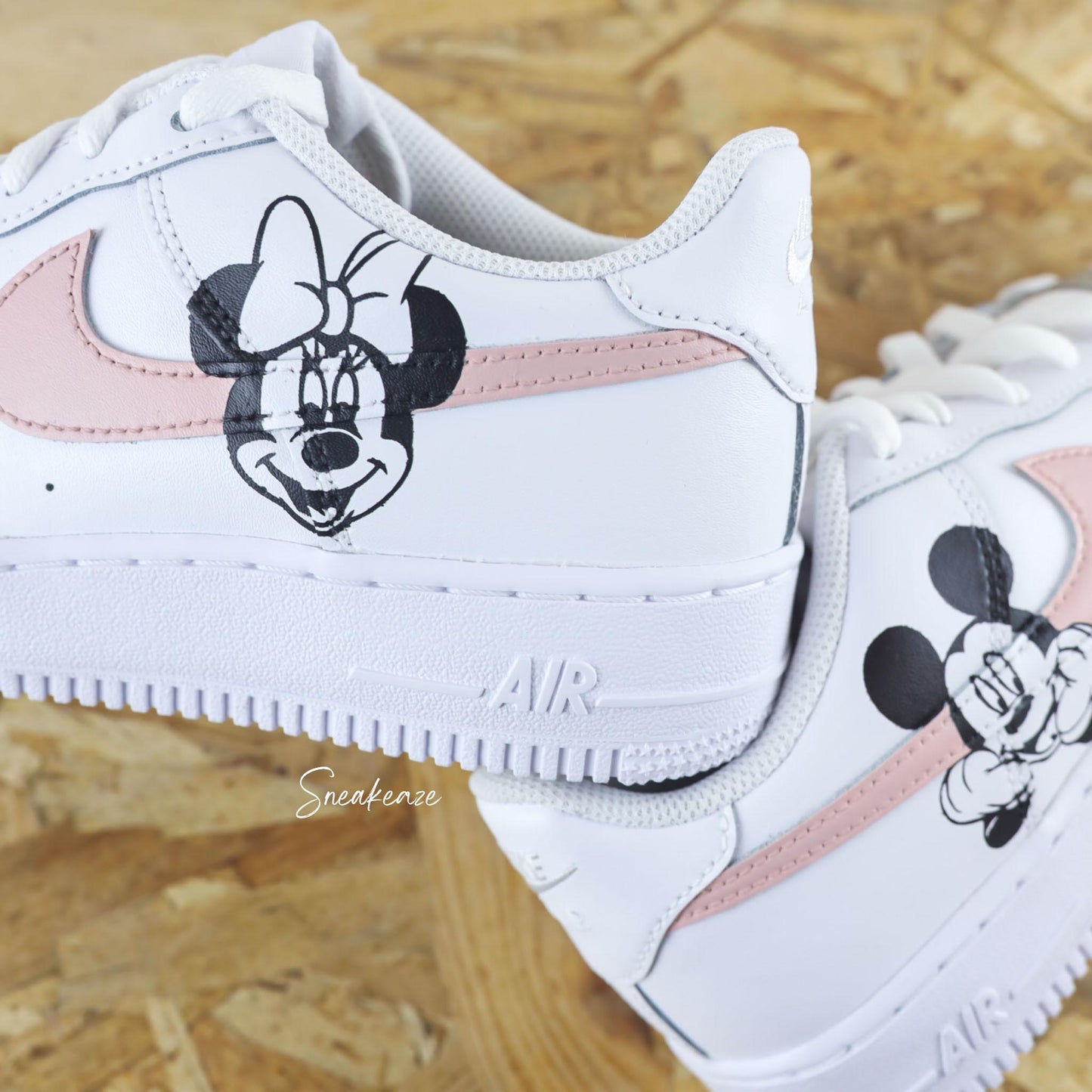 baskets nike air force 1 personnalisées - sneakers mickey et minnie disney custom couleur pastel sneakeaze customs skz