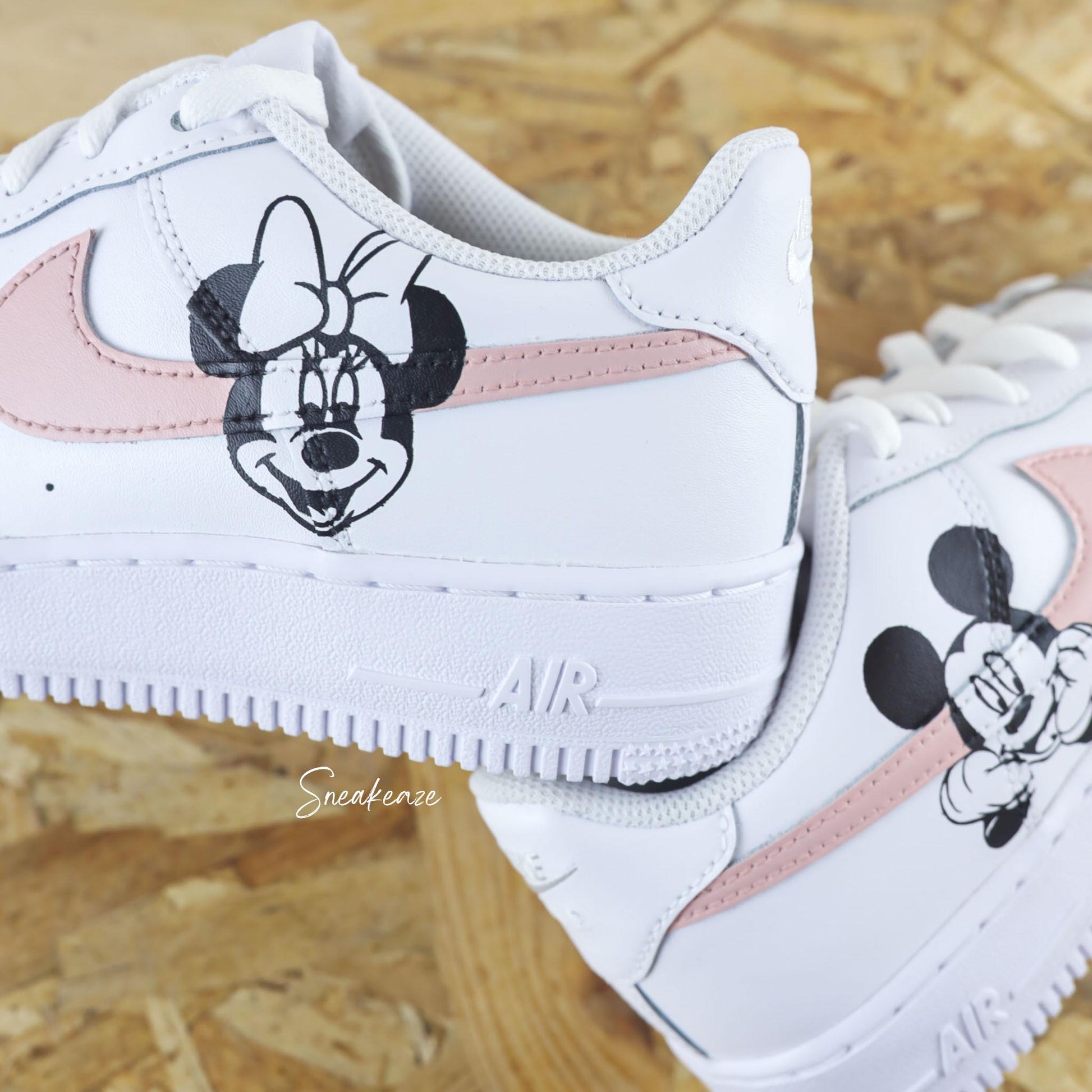 baskets nike air force 1 personnalisées - sneakers mickey et minnie disney custom couleur pastel sneakeaze customs skz